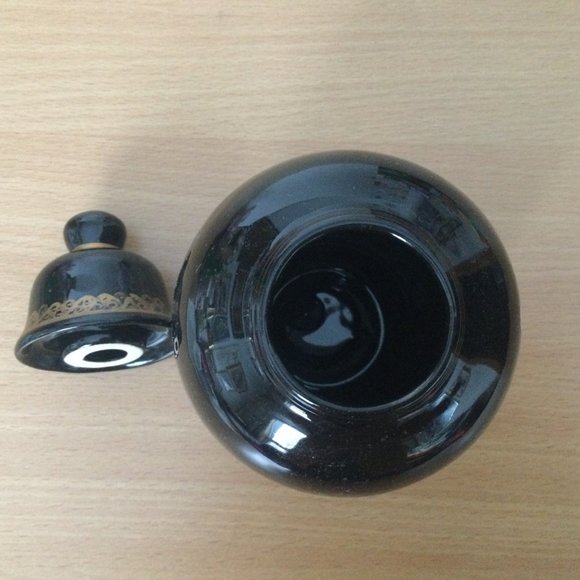 Hand painted black lidded jar decorated with flowers signed made in Portugal - Picture 4 of 5